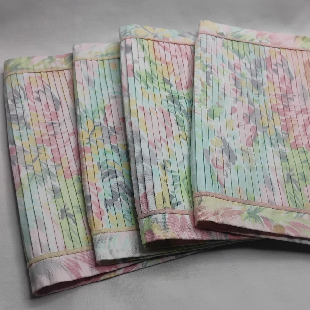 Vintage 90s Multicolor Pastel Floral Pleated Placemats 4pc Set Flowers Design